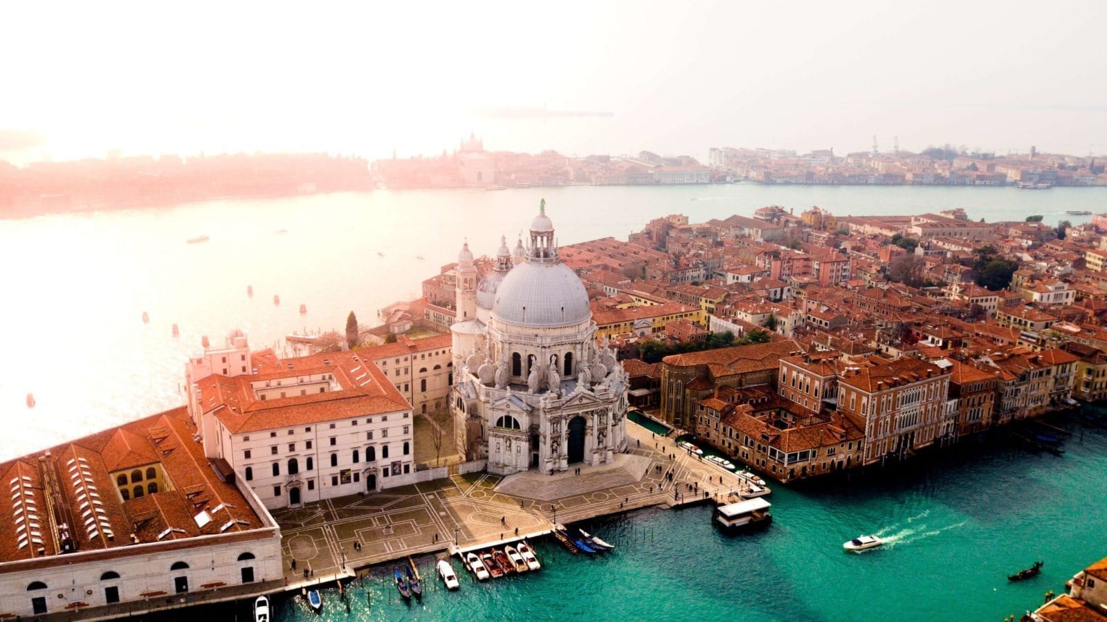 Basilica di Santa Maria della Salute and the city of Venice