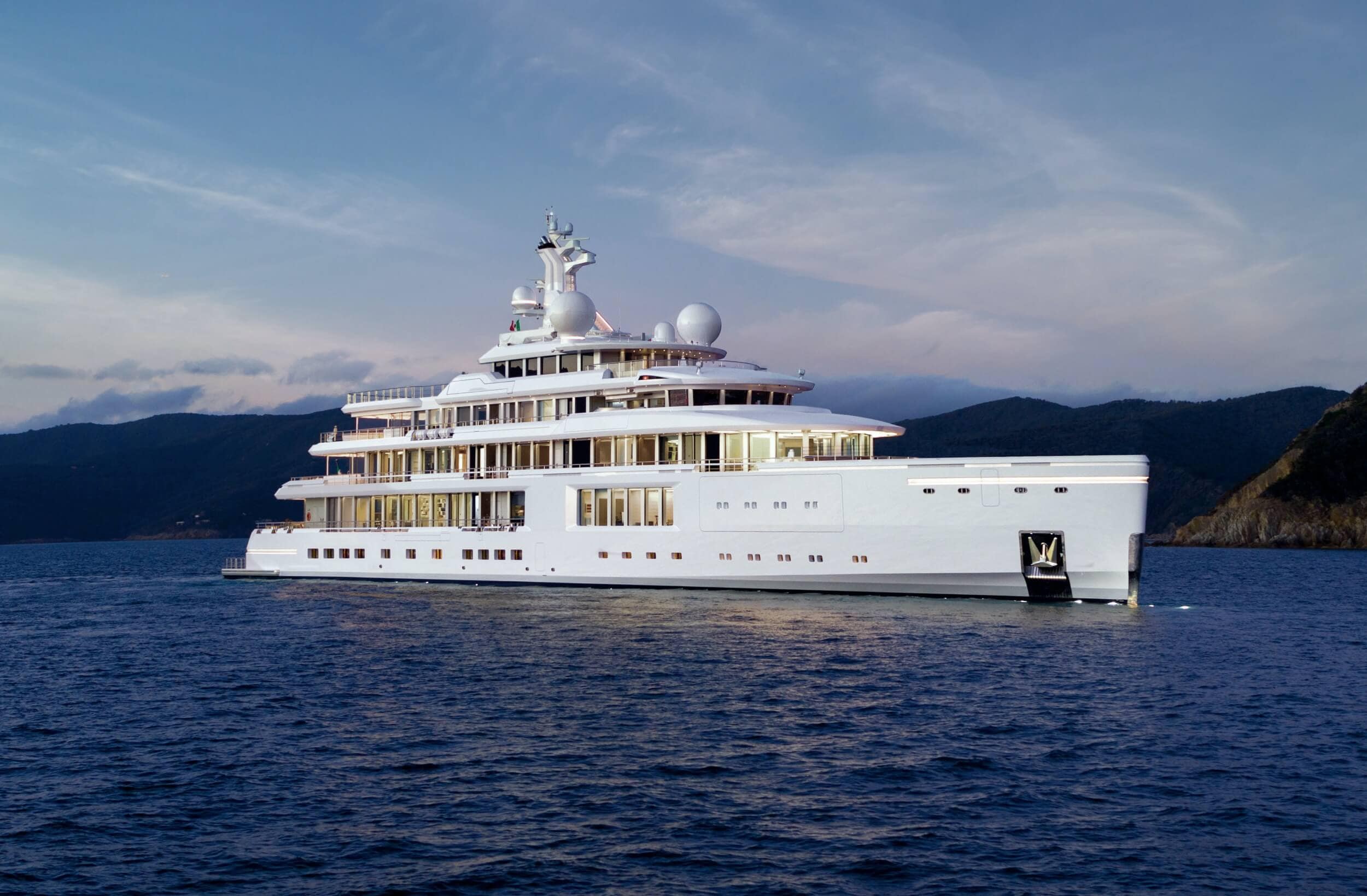 Trending Yachts: Carefree Cruising 3 Benetti Luminosity