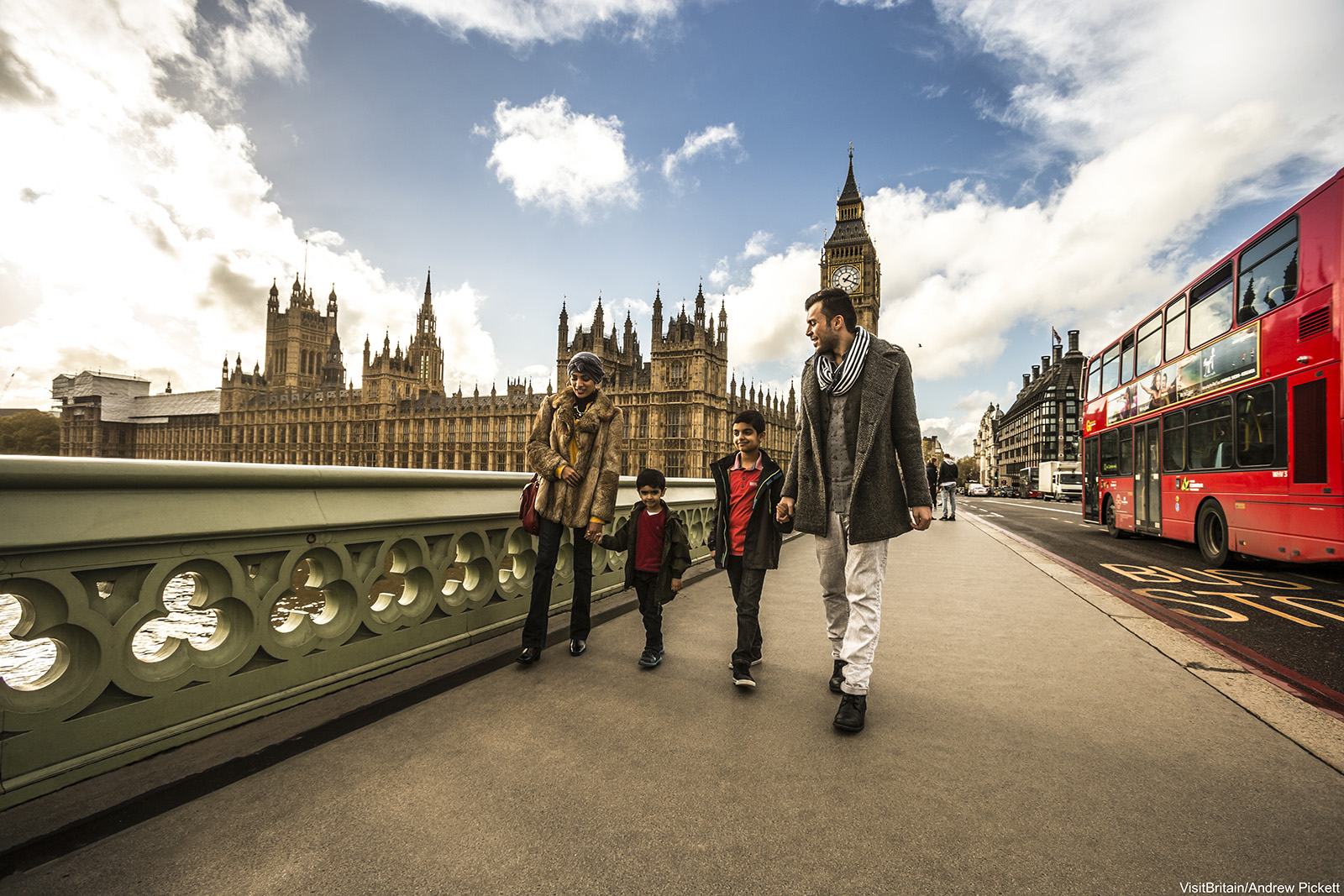 A family walks over the River Thames in London (Visit Great Britain)