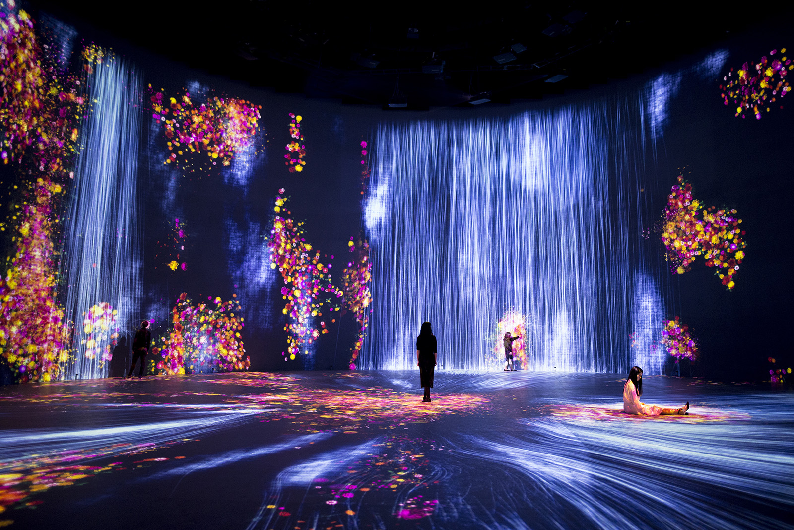teamLab, Universe of Water Particles, Transcending Boundaries, and Flowers and People, Cannot be Controlled but Live Together -Transcending Boundaries, A Whole Year per Hour 2017. (Courtesy Pace Gallery)