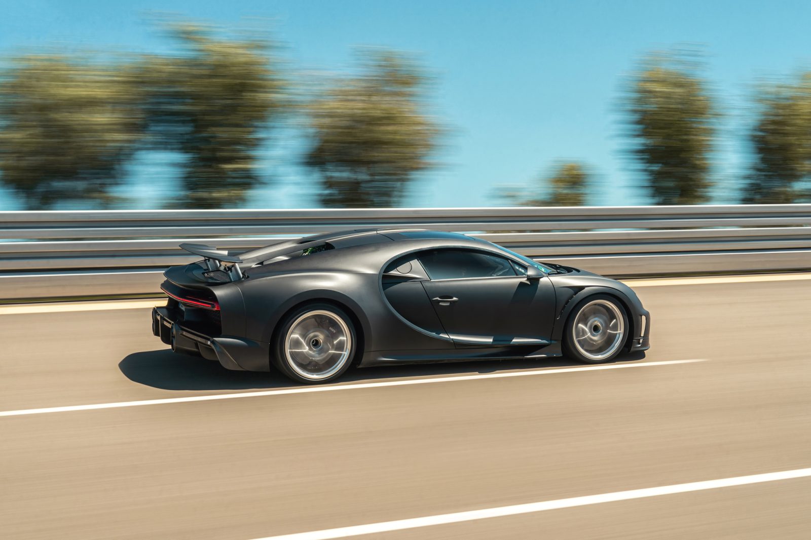 Bugatti Chiron Super Sport 300+ 0-60 mph in 2.4 seconds with top speed of 304.7 mph