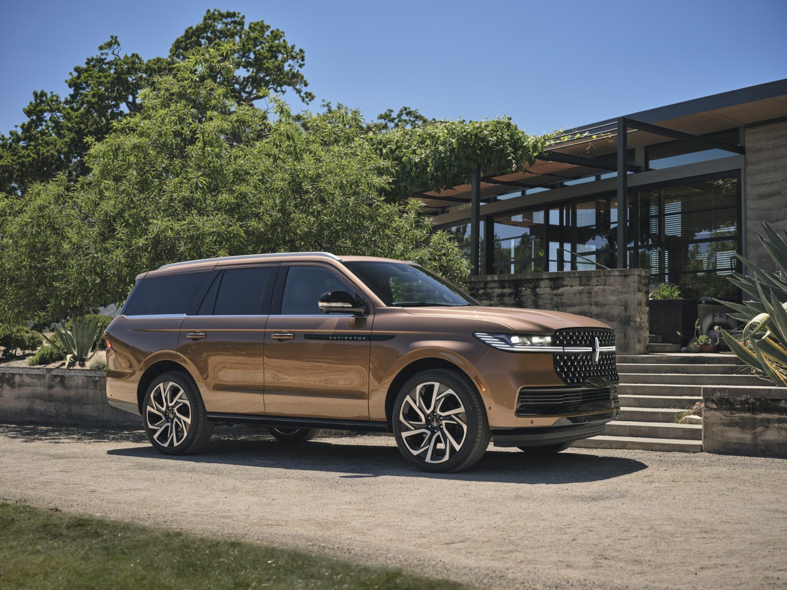 2025 Lincoln Navigator luxury SUV with 3.5-liter twin-turbo V6 engine and 440 horsepower