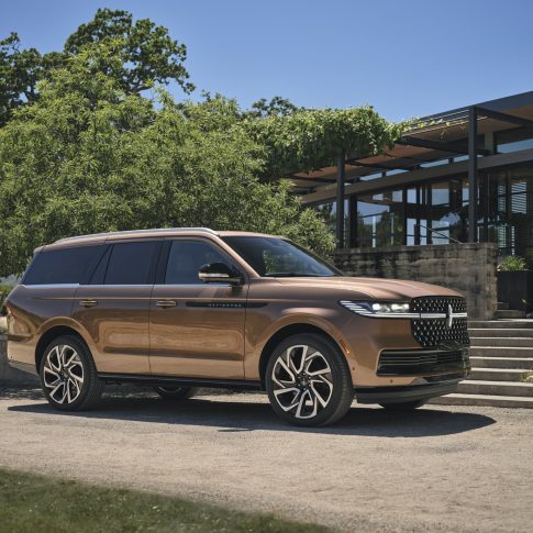 2025 Lincoln Navigator luxury SUV with 3.5-liter twin-turbo V6 engine and 440 horsepower