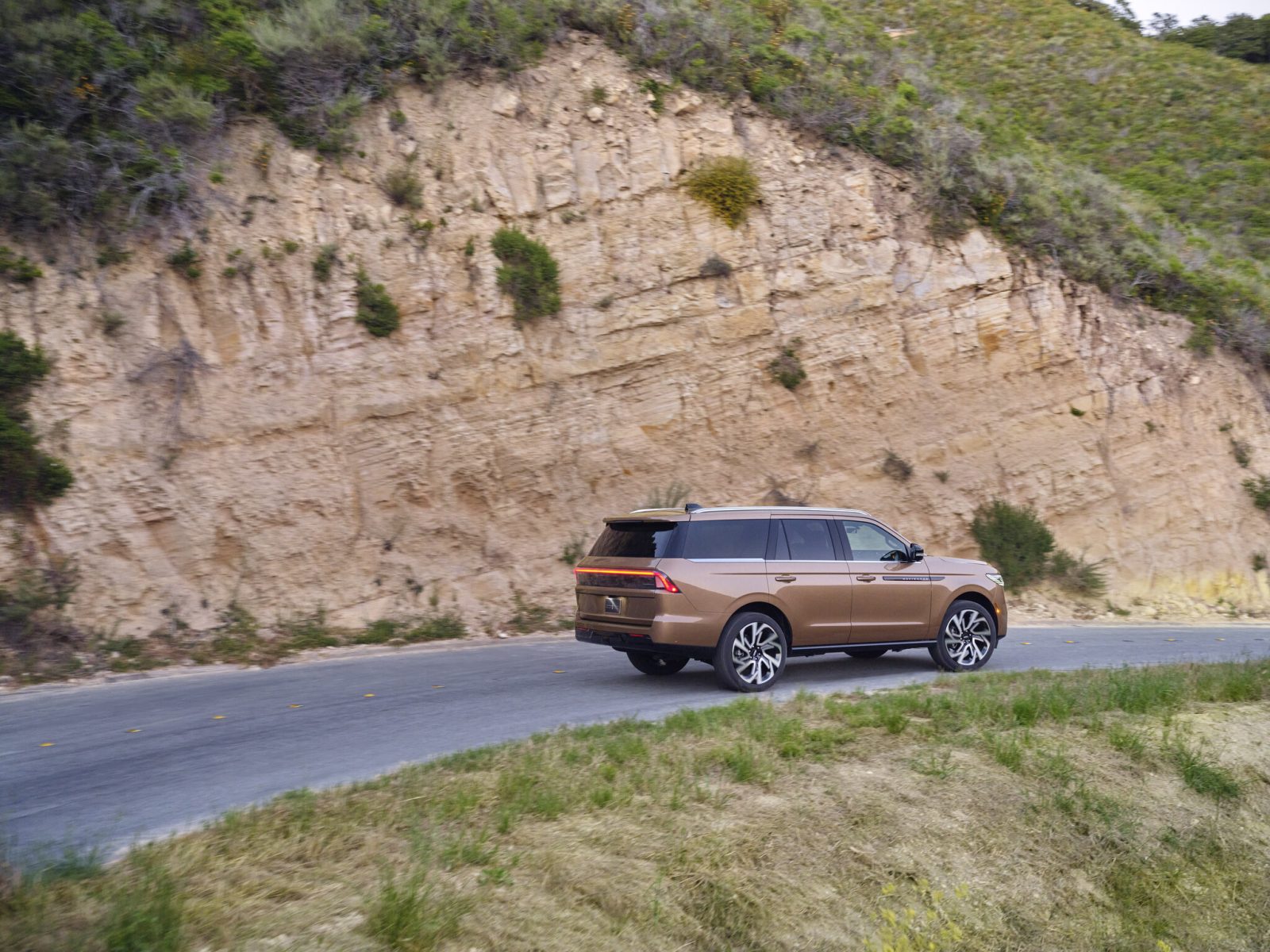 2025 Lincoln Navigator 48-inch panoramic in-dash screen and cutting-edge technology