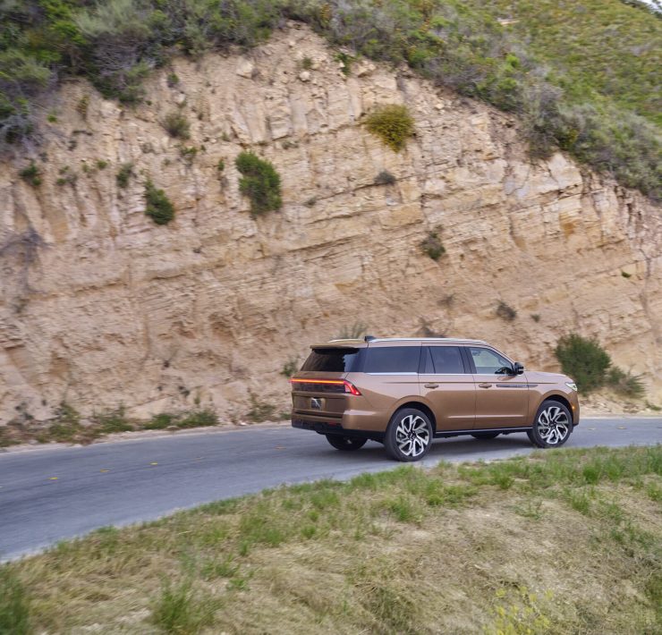 2025 Lincoln Navigator 48-inch panoramic in-dash screen and cutting-edge technology