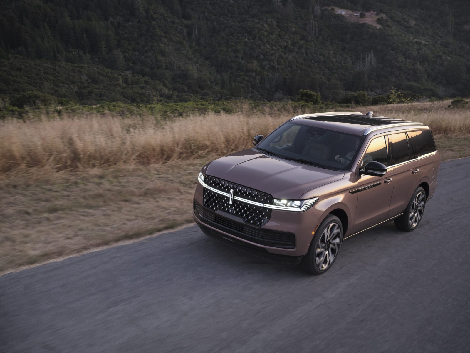 2025 Lincoln Navigator family-friendly SUV with 440 horsepower and stylish design