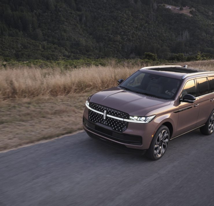 2025 Lincoln Navigator family-friendly SUV with 440 horsepower and stylish design