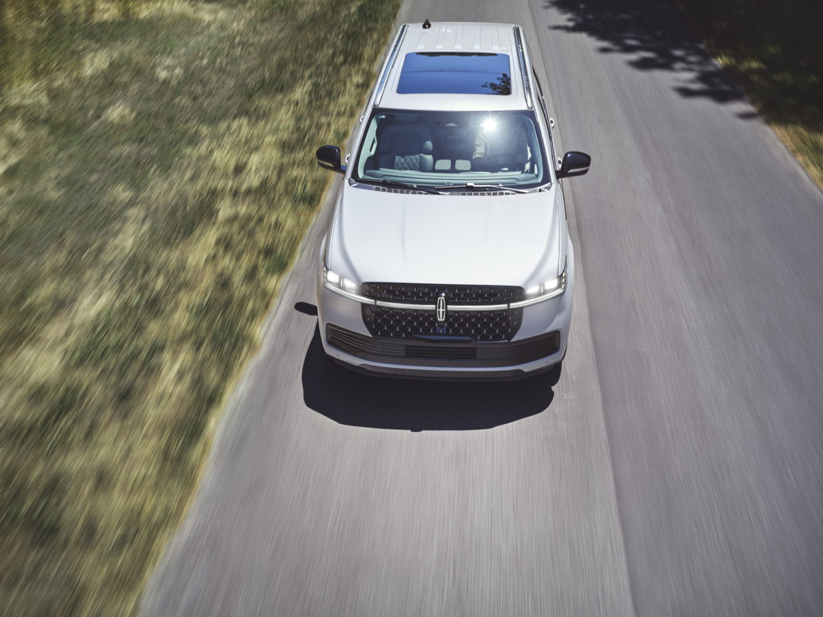 2025 Lincoln Navigator family-friendly SUV with 440 horsepower and stylish design