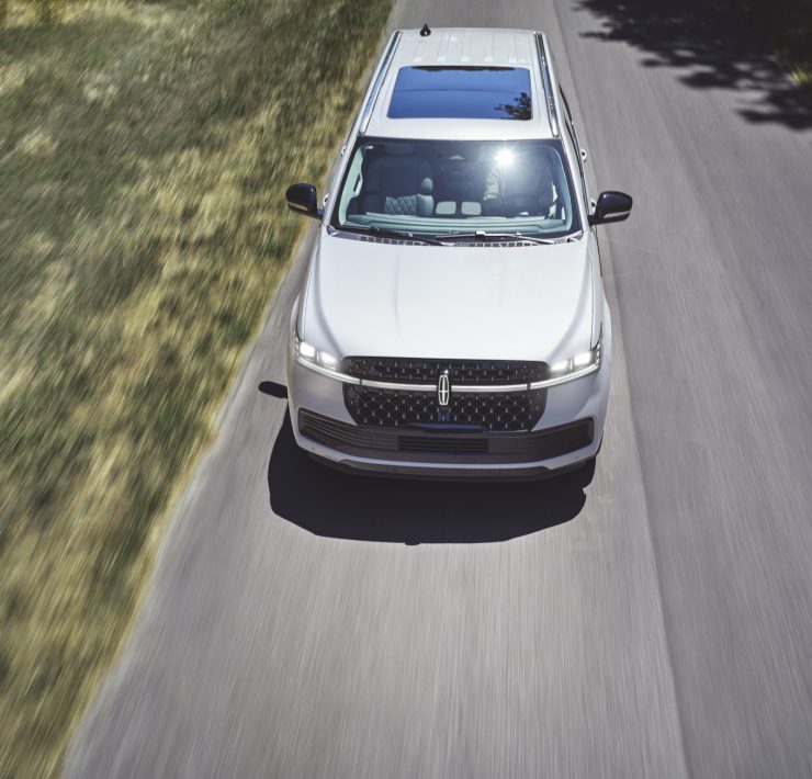 2025 Lincoln Navigator family-friendly SUV with 440 horsepower and stylish design