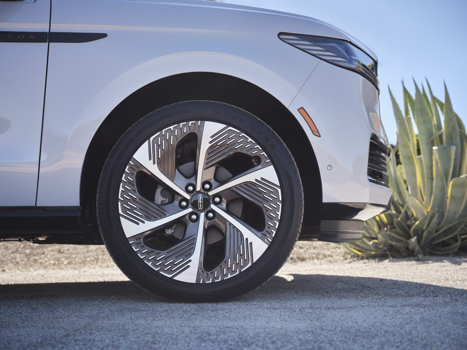 Lincoln Navigator 2025 with directional lightbar grille and premium design