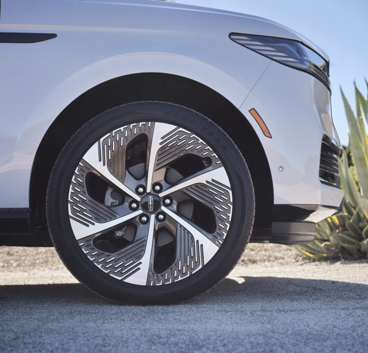 Lincoln Navigator 2025 with directional lightbar grille and premium design