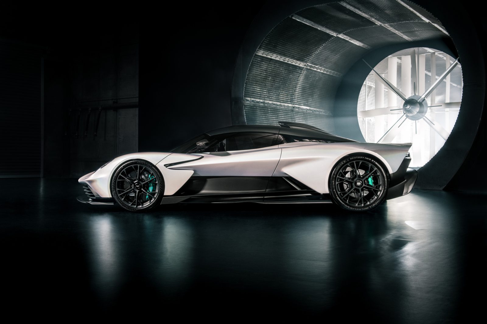 Aston Martin Valhalla hybrid hypercar with 4.0-liter twin-turbo V8 engine and 937 horsepower