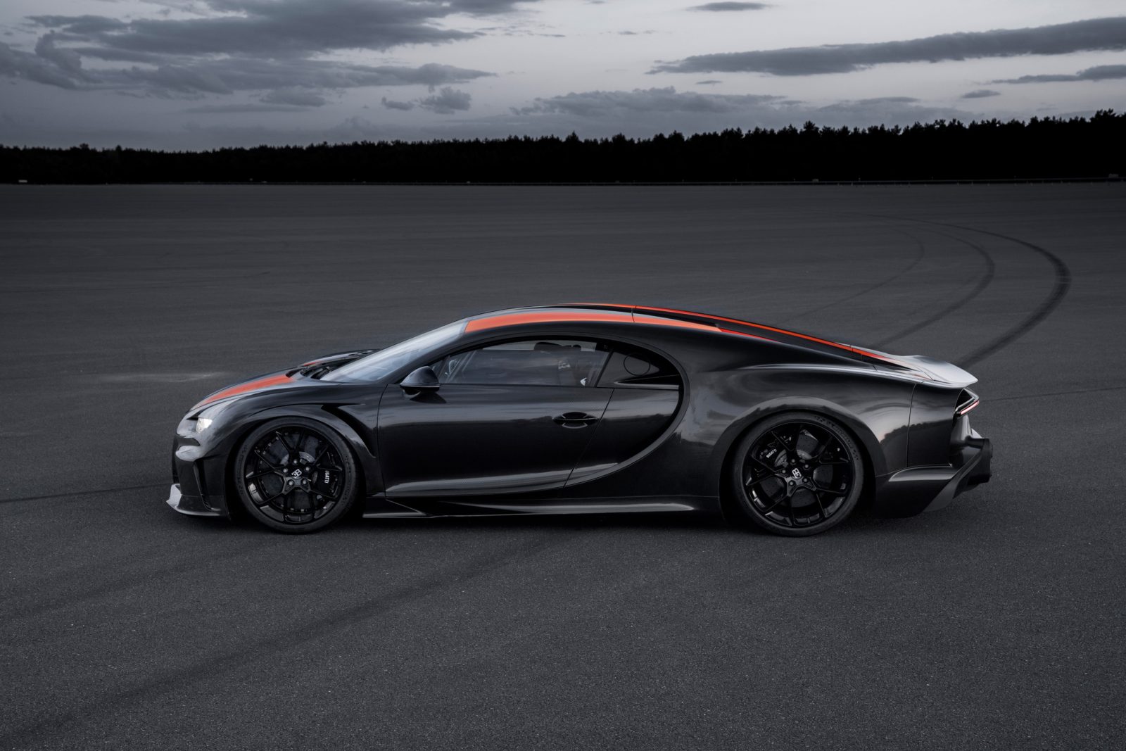 2025 Bugatti Chiron Super Sport 300+ luxury hypercar with quad-turbo W-16 engine and cutting-edge design