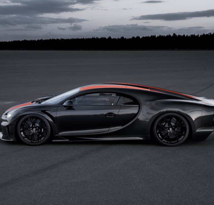 2025 Bugatti Chiron Super Sport 300+ luxury hypercar with quad-turbo W-16 engine and cutting-edge design