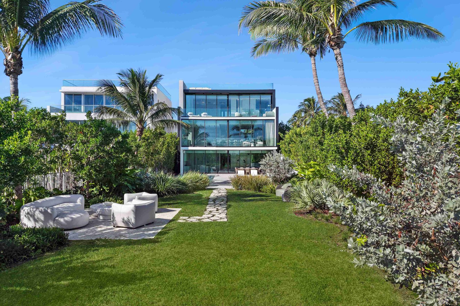 Select $40M Estate on the Sand Seeks Record with Oceanfront Rooftop and Solar Panels $40M Estate on the Sand Seeks Record with Oceanfront Rooftop and Solar Panels