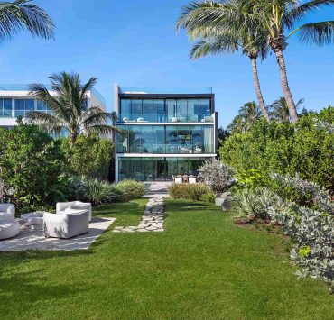 Select $40M Estate on the Sand Seeks Record with Oceanfront Rooftop and Solar Panels $40M Estate on the Sand Seeks Record with Oceanfront Rooftop and Solar Panels