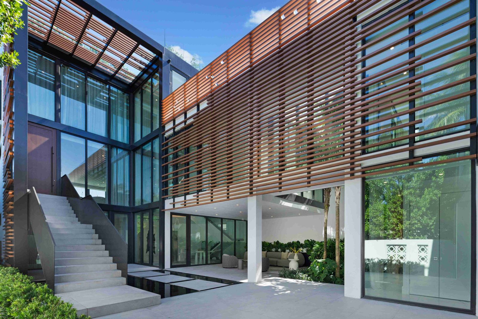 Select $40M Estate on the Sand Seeks Record with Oceanfront Rooftop and Solar Panels $40M Estate on the Sand Seeks Record with Oceanfront Rooftop and Solar Panels