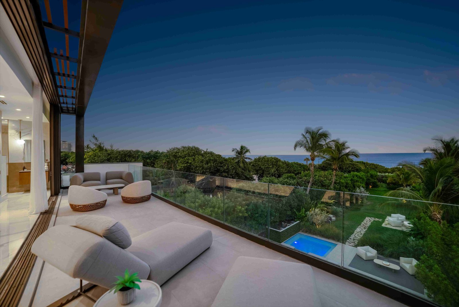 Select $40M Estate on the Sand Seeks Record with Oceanfront Rooftop and Solar Panels $40M Estate on the Sand Seeks Record with Oceanfront Rooftop and Solar Panels