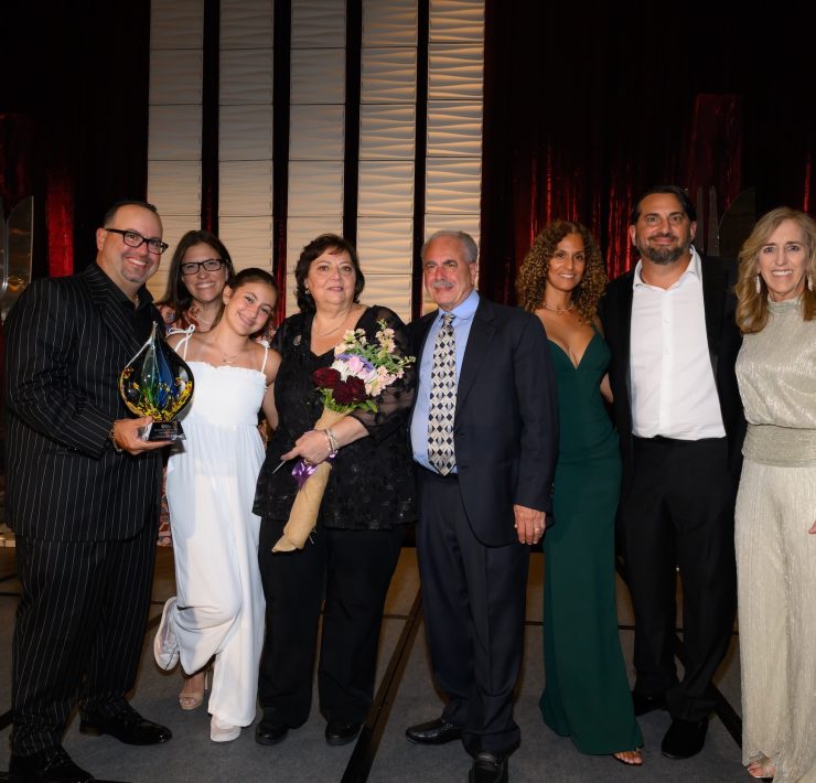 Aquí tienes los nombres **sin guiones, sin líneas y con iniciales capitalizadas**: **Frankie Billisi, Gina Billisi, Lilliana Billisi, Linda Billisi, Frank Billisi, Mio Cledano, Anthony Billisi, Pat Murphy**