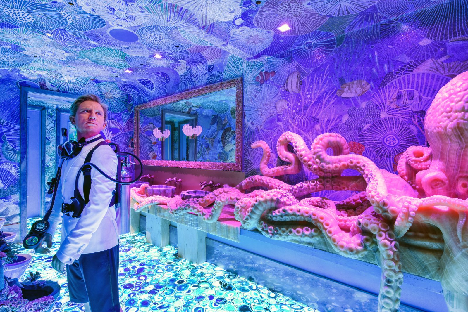 KHaydenMBDSSexyFishMiamiMensRoom2
