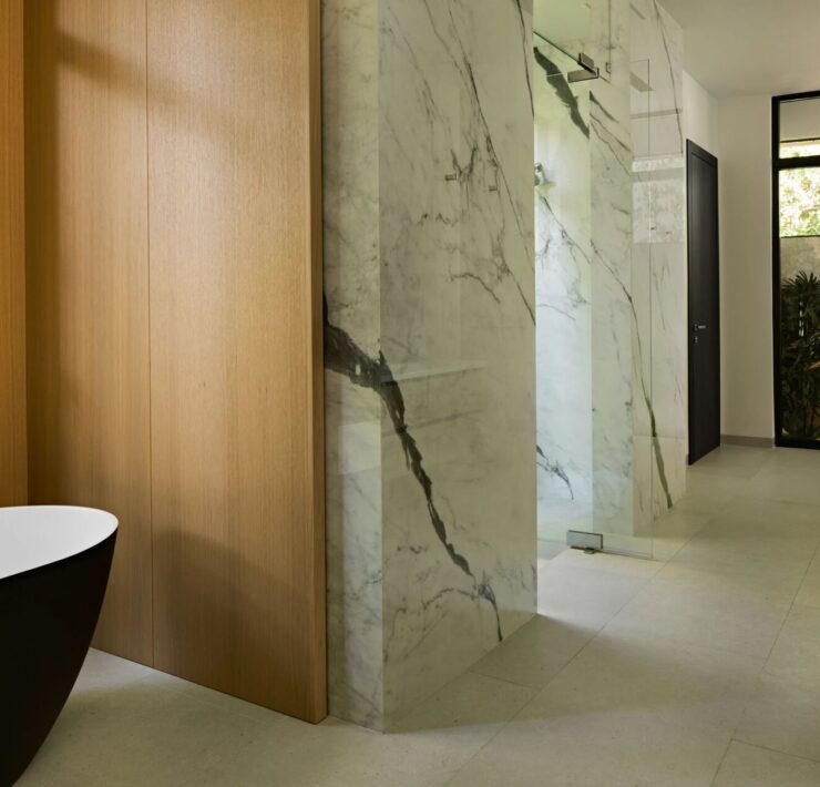 roundthreephotography casadiverio primarybath angleflat