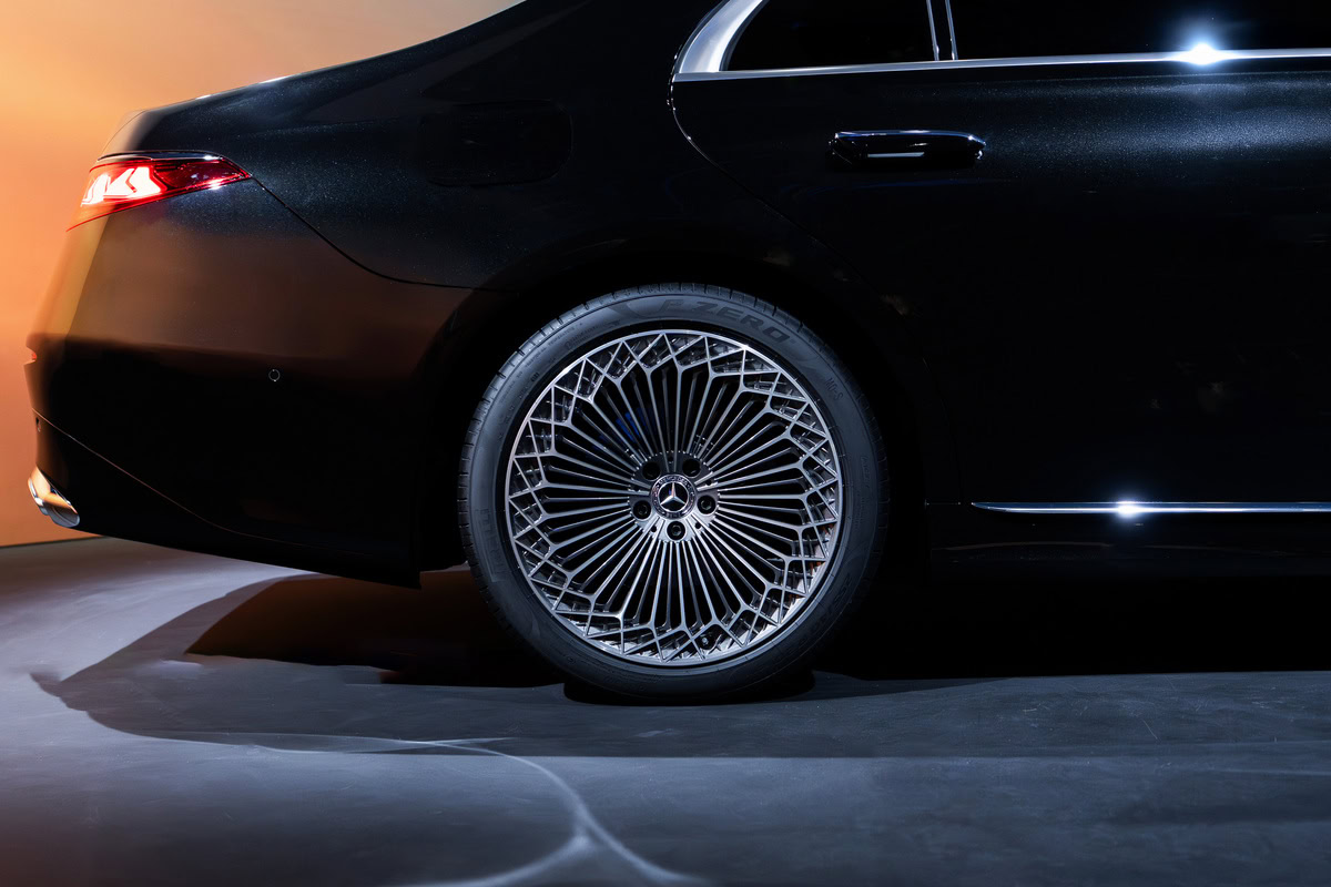 die neue mercedes benz s klasse: verfeinert bis in jedes detail the new mercedes benz s class: refined in every detail.