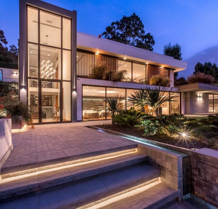 Trazzo contemporary exterior landscape lighting with illuminated steps, facade lighting, garden accents, and modern residential architecture.