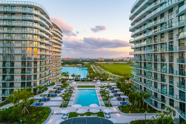 pool deck credit sole mia